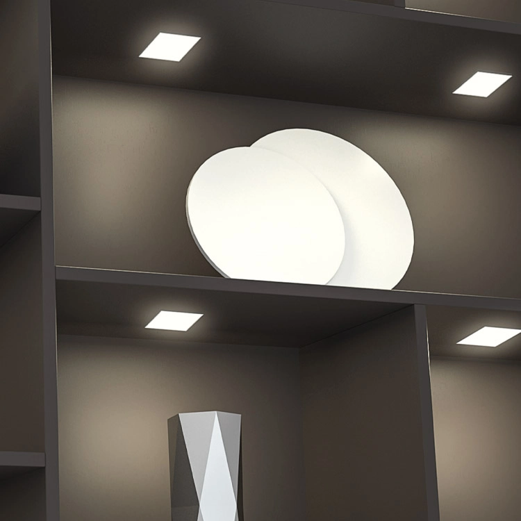 Estantería de diseño con iluminación LED integrada y objetos decorativos minimalistas