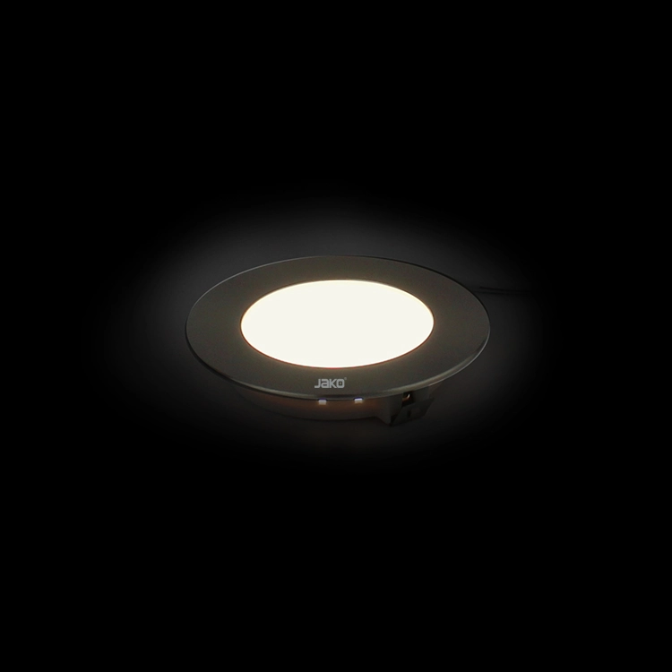 Downlight LED redondo JAKO encendido, vista frontal sobre fondo negro